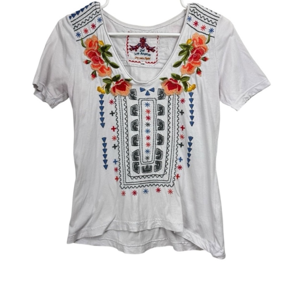 Johnny Was White Tee with Floral Embroidery 🪡🧵 Size L